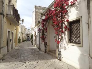 an alley with flowers on the side of a building at A Casa di Simo in Leverano