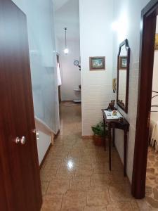 pasillo con baño con espejo y mesa en Casa mirela apartment, en Cassibile