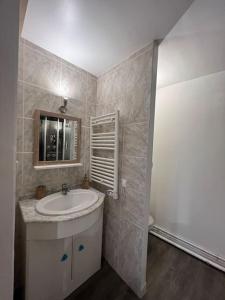 Ένα μπάνιο στο Appartement au cœur de La Garde Adhémar