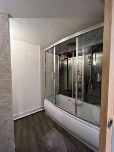 Ένα μπάνιο στο Appartement au cœur de La Garde Adhémar