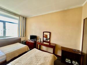烏蘭巴托的住宿－Kharaa Hotel & Restaurant，酒店客房,设有两张床和镜子