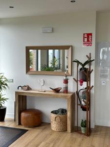 een badkamer met een wastafel en een spiegel bij Villa los corzos in Oviedo