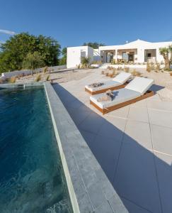 einen Pool mit 2 Lounges und einem Pool in der Unterkunft Casa Bartolomeu in Castro Marim