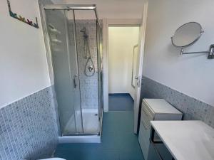 ファヴィニャーナにあるCanova LUXURY ROOMS A POCHI PASSI DAL CENTROのシャワー、トイレ、洗面台を備えたバスルーム +58枚の写真