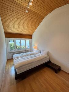 - une chambre avec un grand lit et un plafond en bois dans l'établissement Center Park 2, à Matten