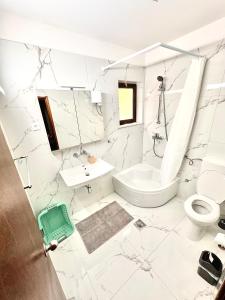 Baño blanco con lavabo y aseo en Apartments Tri Žala, en Korčula