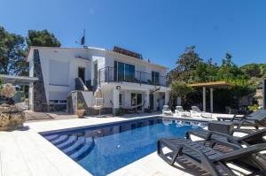 uma villa com uma piscina e uma casa em Club Villamar - Hestia em Lloret de Mar