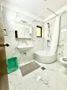 La salle de bains blanche est pourvue d'un lavabo et de toilettes. dans l'établissement Apartments Tri Žala, à Korčula
