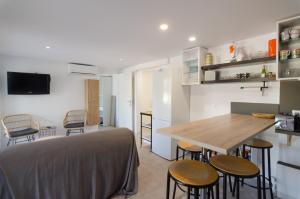 uma cozinha e sala de estar com mesa e cadeiras em Club Villamar - Hestia em Lloret de Mar