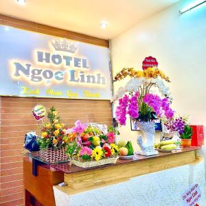 una habitación de hotel con flores y frutas en un mostrador en NGỌC LINH MT en Trung An