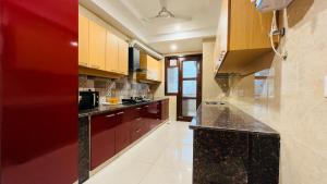 Η κουζίνα ή μικρή κουζίνα στο OLIVE Service Apartments DLF Galleria Gurgaon