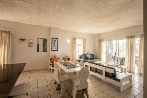 ein Wohnzimmer mit einem Tisch und Stühlen in der Unterkunft Seagull 314 in Margate
