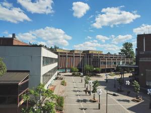 uma vista para uma rua da cidade com um edifício em Hotelli Kerava em Kerava