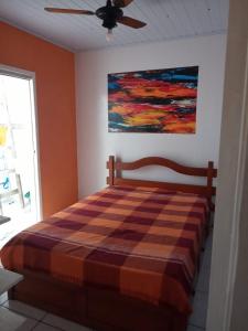 ein Schlafzimmer mit einem Bett und einem Wandgemälde in der Unterkunft Casa de Cabo Frio 28 in Cabo Frio