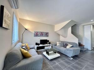 聖馬克西姆的住宿－Maison Sainte-Maxime, 4 pièces, 6 personnes - FR-1-226-279，客厅配有两张沙发和一台电视机
