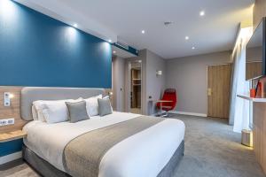 Un pat sau paturi într-o cameră la Holiday Inn Express Ajaccio, an IHG Hotel