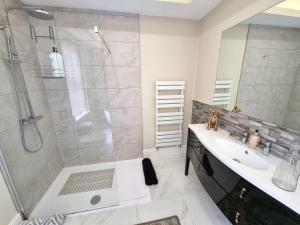 萊瑟姆－聖安妮的住宿－The Snug Lytham，带淋浴和盥洗盆的浴室
