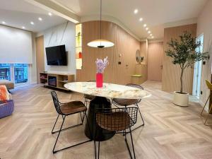 una sala de estar con una mesa y sillas en Bilbao Premium with parking by Aston Rentals, en Bilbao