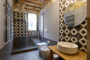 y baño con lavabo, aseo y espejo. en The View - Sunset & Relax - Suite - Appartamenti Vista Lago en Passignano sul Trasimeno