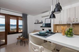 Kuchyň nebo kuchyňský kout v ubytování BonaMare Apartments II