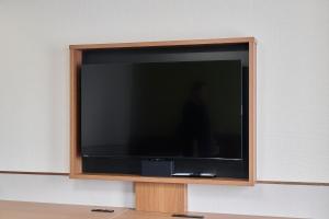 uma grande televisão de ecrã plano sentada numa parede em Hotel 1-2-3 Kurashiki em Kurashiki