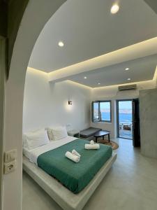 um quarto com uma cama com duas toalhas em Ilioperato Hotel em Imerovigli