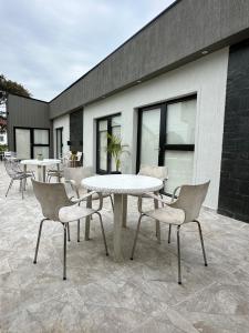 un patio con mesa y sillas y un edificio en Chajari Suites en Chajarí