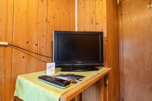 ヴァルスにあるGasthaus Edelweissのリモコン付きテーブルに座ったテレビ