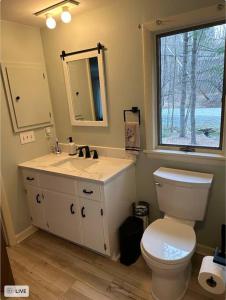 Ένα μπάνιο στο Renovated 3BDLakehouse w Kayaks fully stocked! +22 φωτογραφίες