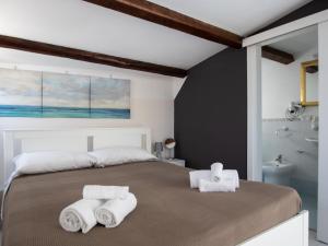 A bed or beds in a room at DUCEZIO rooms