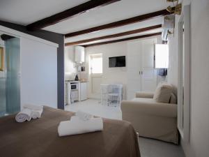 A television and/or entertainment centre at DUCEZIO rooms
