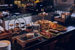 ein Buffet mit vielen verschiedenen Speisen auf dem Tisch in der Unterkunft Fabric Hotel - an Atlas Boutique Hotel in Tel Aviv