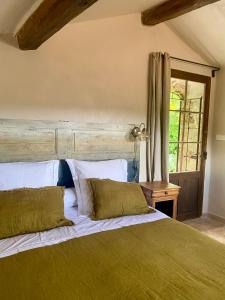 ein Schlafzimmer mit einem großen Bett und einem Fenster in der Unterkunft La Bouscatière in Moustiers-Sainte-Marie