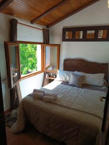 IgualejaにあるCasa Rural GUADALUPE de la fuenfriaの窓のある大きなベッドのある寝室