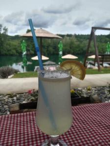 een drankje met een blauw rietje op een tafel bij Una Relax in Bosanski Novi