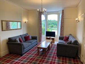 ein Wohnzimmer mit 2 Sofas und einem Couchtisch in der Unterkunft Berkeley House in Keswick