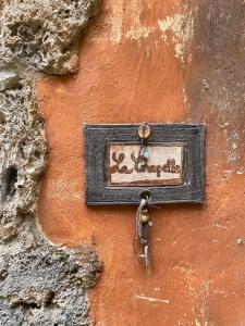 ein Schild an der Wand mit einem Schlüssel in der Unterkunft La Bouscatière in Moustiers-Sainte-Marie