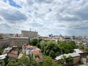 - une vue sur une ville avec des bâtiments et des arbres dans l'établissement City Central Studio , Ploiesti, à Ploieşti