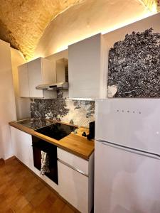 cocina con nevera blanca y encimera en La Piazzetta in Centro en Foligno