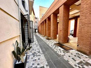 フォリーニョにあるLa Piazzetta in Centroの鉢植え建築の廊下