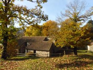 ChambonasにあるTerres de France - Le Domaine des Vansの田地の屋根のある古家