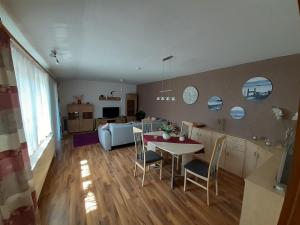een keuken en een woonkamer met een tafel en stoelen bij Zu den Ravensbergen in Potsdam