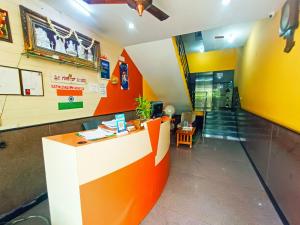 班加羅爾的住宿－Shree Ganesh Regency，大堂的快餐店设有橙色柜台