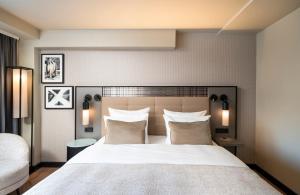 Postel nebo postele na pokoji v ubytování Leonardo Royal Hotel Frankfurt