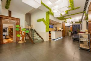 a lobby with a staircase with green ivy at Best Western Plus Hotel De Capuleti in Verona