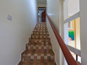 una escalera en una casa con suelo de madera en Mayas Suites en Nyeri