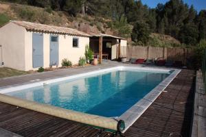 a swimming pool in a backyard with a house at Domaine de "Creva-Tinas" in Pouzols-Minervois
