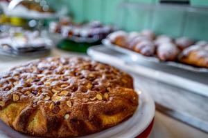 uma tarte em cima de uma mesa com outros bolos em La Fornace Di Racciano em San Gimignano