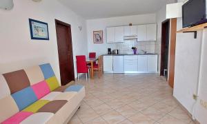 Kuchyňa alebo kuchynka v ubytovaní Apartments Đogo