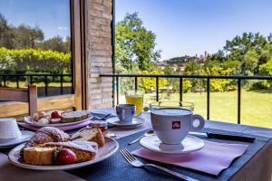 uma mesa com pratos de comida e uma chávena de café em La Fornace Di Racciano em San Gimignano